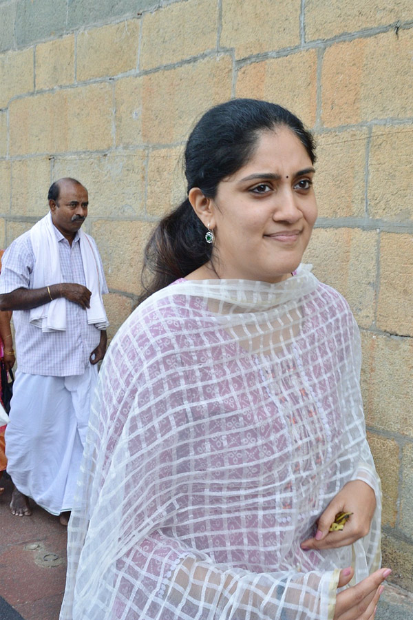 Dhanya_20Balakrishna_20Visit_20Tirumala_20PHotos_3.jpg 4