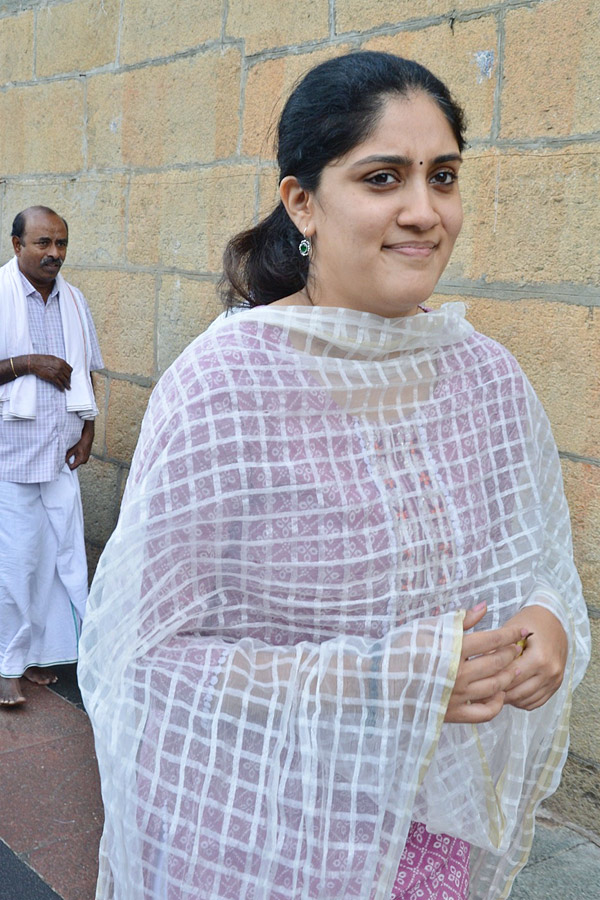 Dhanya_20Balakrishna_20Visit_20Tirumala_20PHotos_4.jpg 5