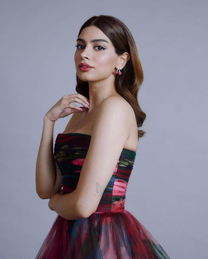 Khushi-kapoor-in-black-dress.jpg 4
