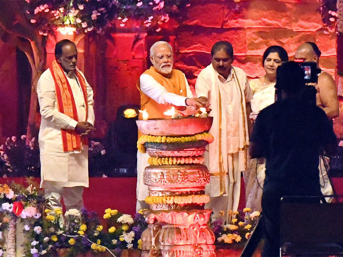 PM_20Narendra_20Modi_20Attends_20Koti_20Deepotsavam_202023_20at_20NTR_20Stadium-1.jpg 1