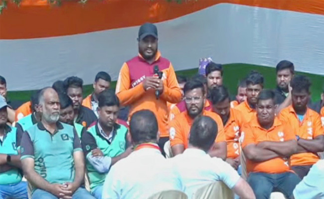 Rahul-Meet-Auto-Drivers-Delivery-Boys.jpg