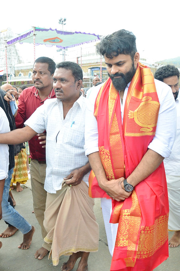 Sai_20Dharam_20Tej_20Visit_20Tirumala_20Photos_3.jpg 3
