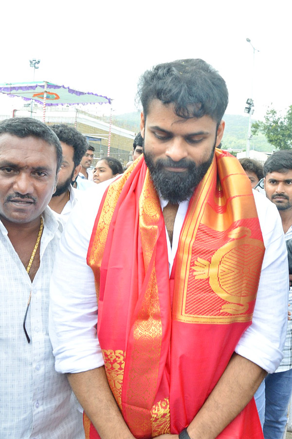 Sai_20Dharam_20Tej_20Visit_20Tirumala_20Photos_4.jpg 4