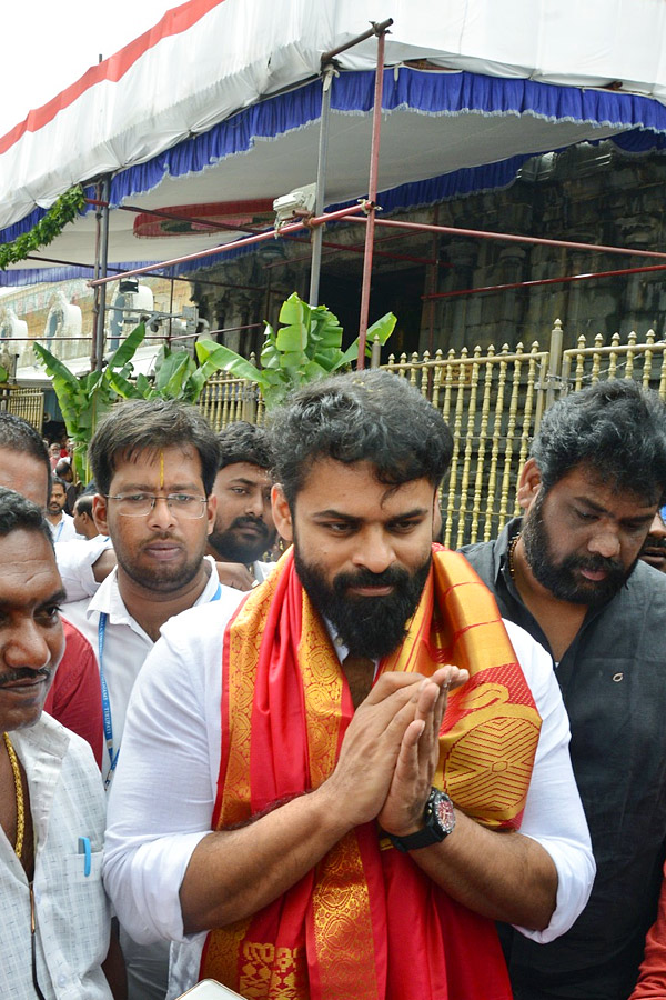 Sai_20Dharam_20Tej_20Visit_20Tirumala_20Photos_8.jpg 8