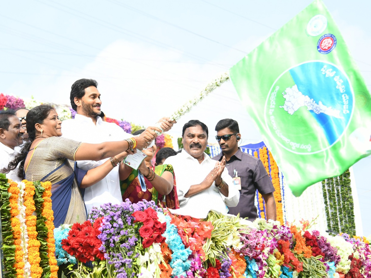 CM_20YS_20Jagan_20started_20cleaning_20Vehicles_20In_20AP-21.jpg 21