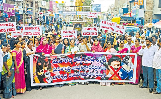 Hindupur-Women-Protest-Agai.jpg