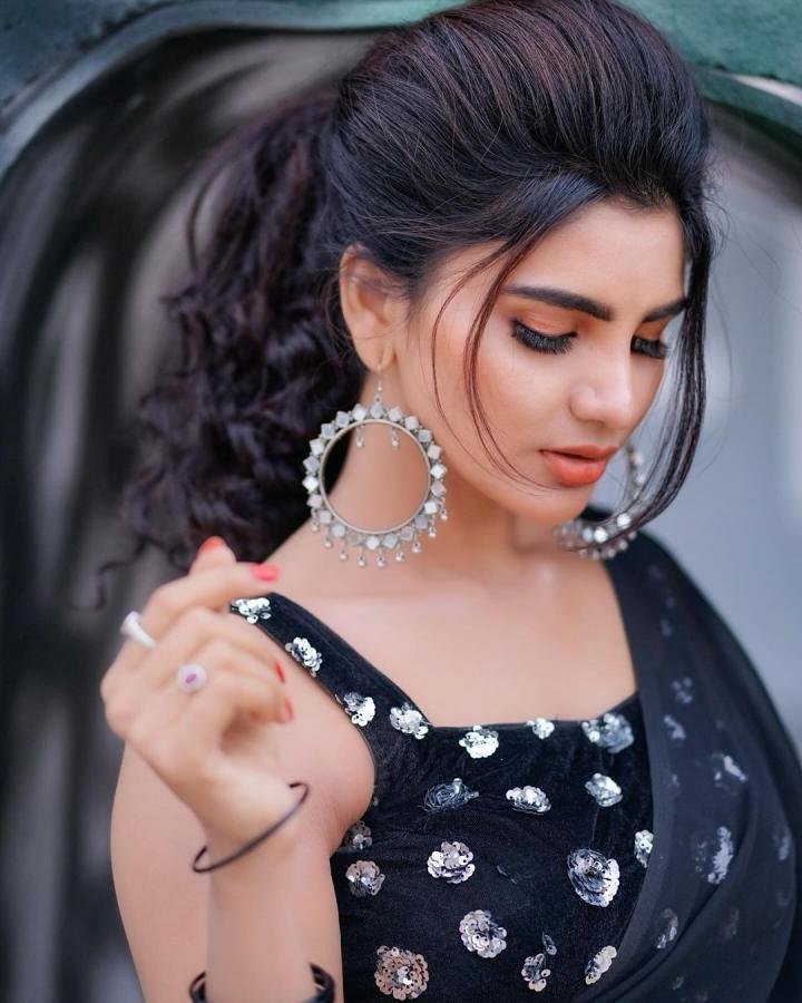 Varsha-black-saree-pics.jpg 10