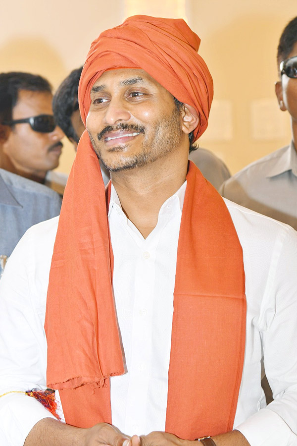 CM_20YS_20Jagan_20Participated_20in_20Prayer_20at_20Ameen_20Peer_20Dargah_20in_20Kadapa_20Photos_1.jpg 2