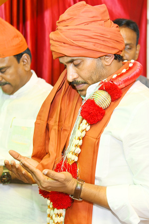 CM_20YS_20Jagan_20Participated_20in_20Prayer_20at_20Ameen_20Peer_20Dargah_20in_20Kadapa_20Photos_10.jpg 11