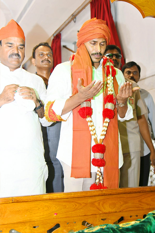 CM_20YS_20Jagan_20Participated_20in_20Prayer_20at_20Ameen_20Peer_20Dargah_20in_20Kadapa_20Photos_11.jpg 12