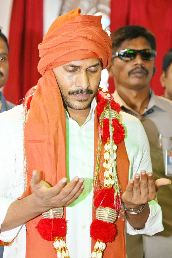 CM_20YS_20Jagan_20Participated_20in_20Prayer_20at_20Ameen_20Peer_20Dargah_20in_20Kadapa_20Photos_12.jpg 13