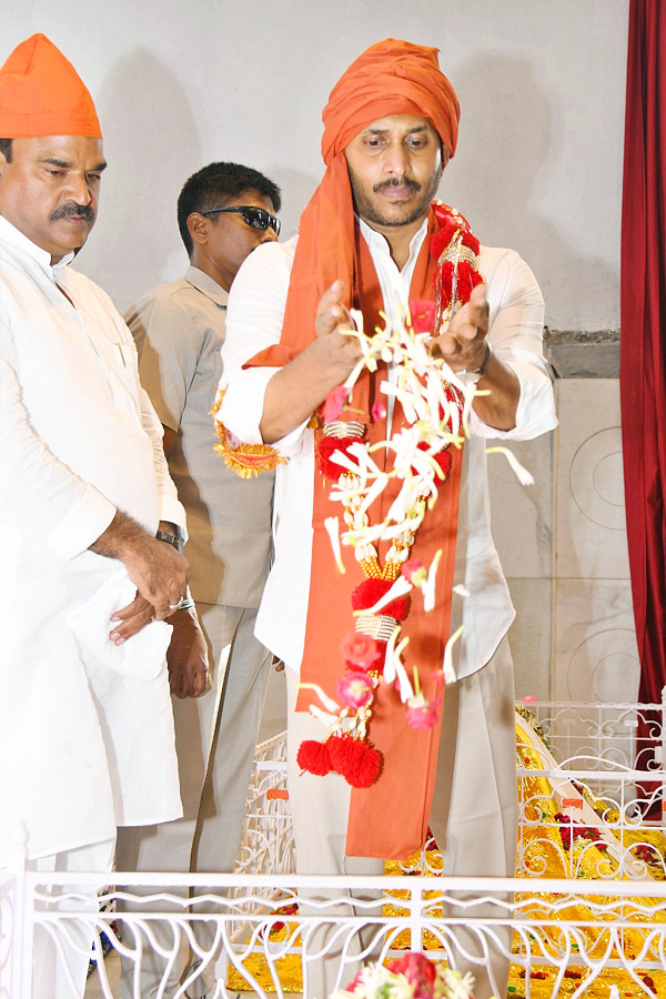 CM_20YS_20Jagan_20Participated_20in_20Prayer_20at_20Ameen_20Peer_20Dargah_20in_20Kadapa_20Photos_13.jpg 14
