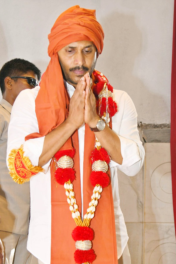 CM_20YS_20Jagan_20Participated_20in_20Prayer_20at_20Ameen_20Peer_20Dargah_20in_20Kadapa_20Photos_14.jpg 15