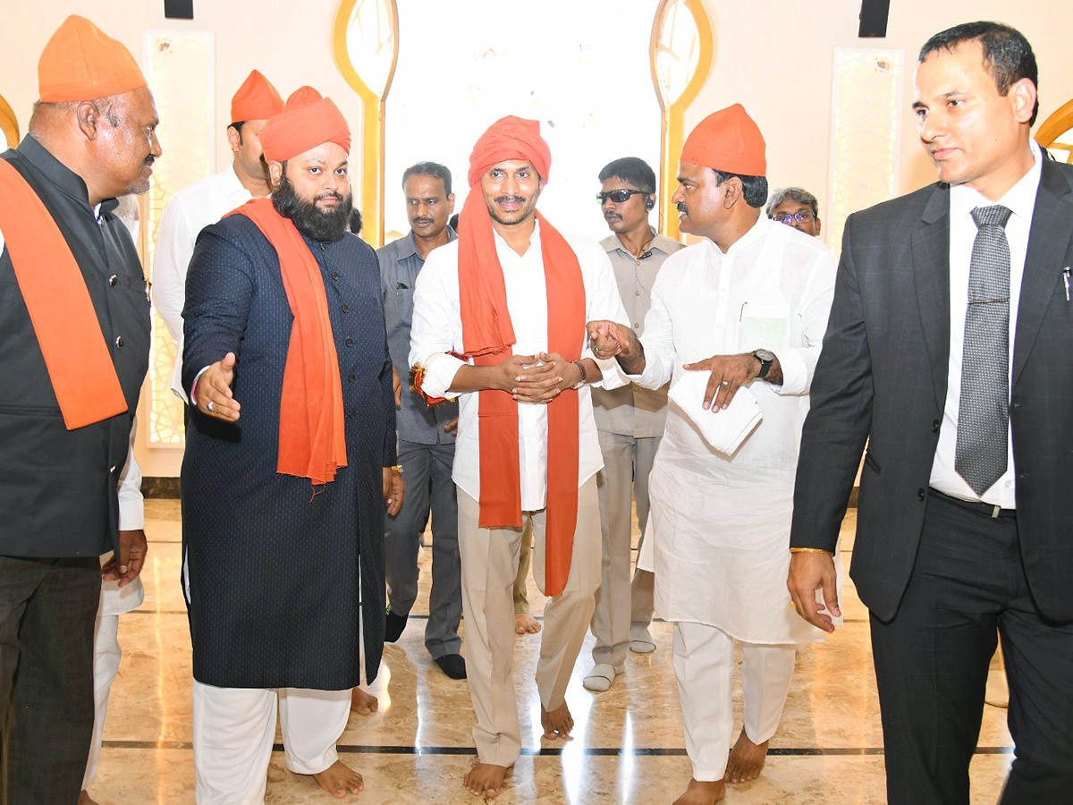 CM_20YS_20Jagan_20Participated_20in_20Prayer_20at_20Ameen_20Peer_20Dargah_20in_20Kadapa_20Photos_15.jpg 16