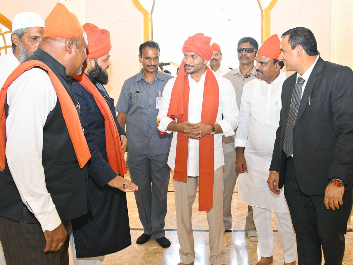 CM_20YS_20Jagan_20Participated_20in_20Prayer_20at_20Ameen_20Peer_20Dargah_20in_20Kadapa_20Photos_16.jpg 17