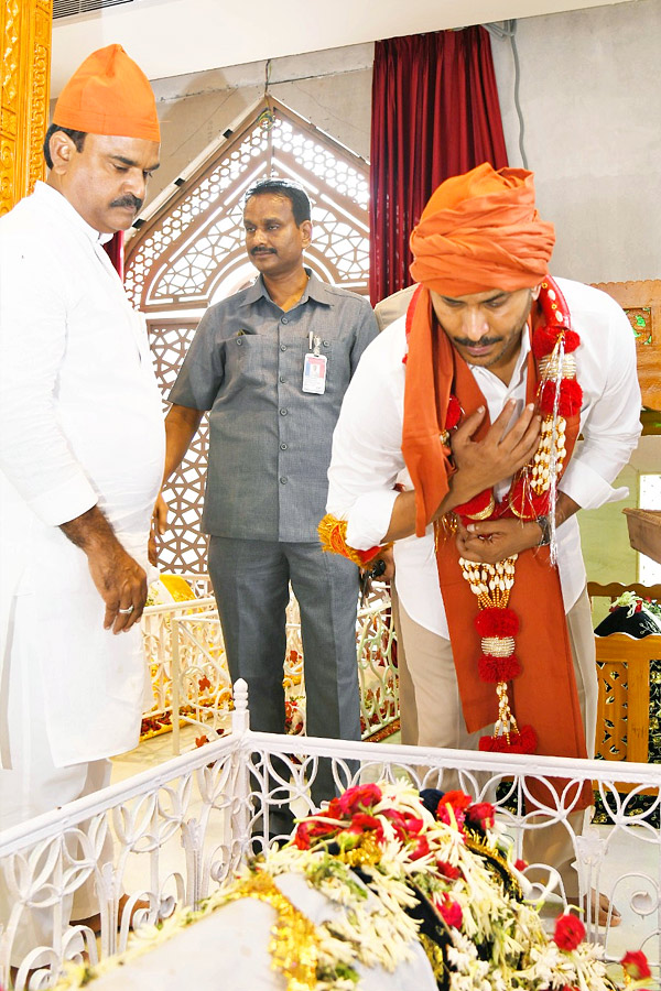 CM_20YS_20Jagan_20Participated_20in_20Prayer_20at_20Ameen_20Peer_20Dargah_20in_20Kadapa_20Photos_17.jpg 18