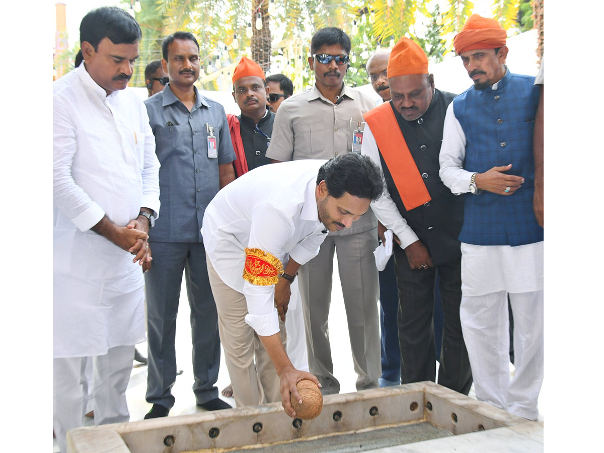 CM_20YS_20Jagan_20Participated_20in_20Prayer_20at_20Ameen_20Peer_20Dargah_20in_20Kadapa_20Photos_4.jpg 5