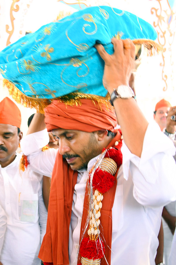 CM_20YS_20Jagan_20Participated_20in_20Prayer_20at_20Ameen_20Peer_20Dargah_20in_20Kadapa_20Photos_5.jpg 6