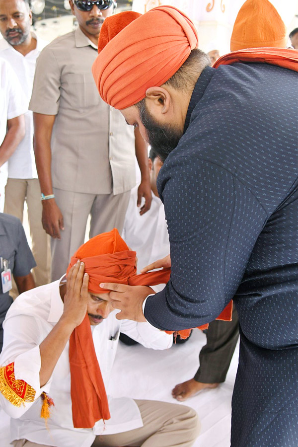 CM_20YS_20Jagan_20Participated_20in_20Prayer_20at_20Ameen_20Peer_20Dargah_20in_20Kadapa_20Photos_6.jpg 7