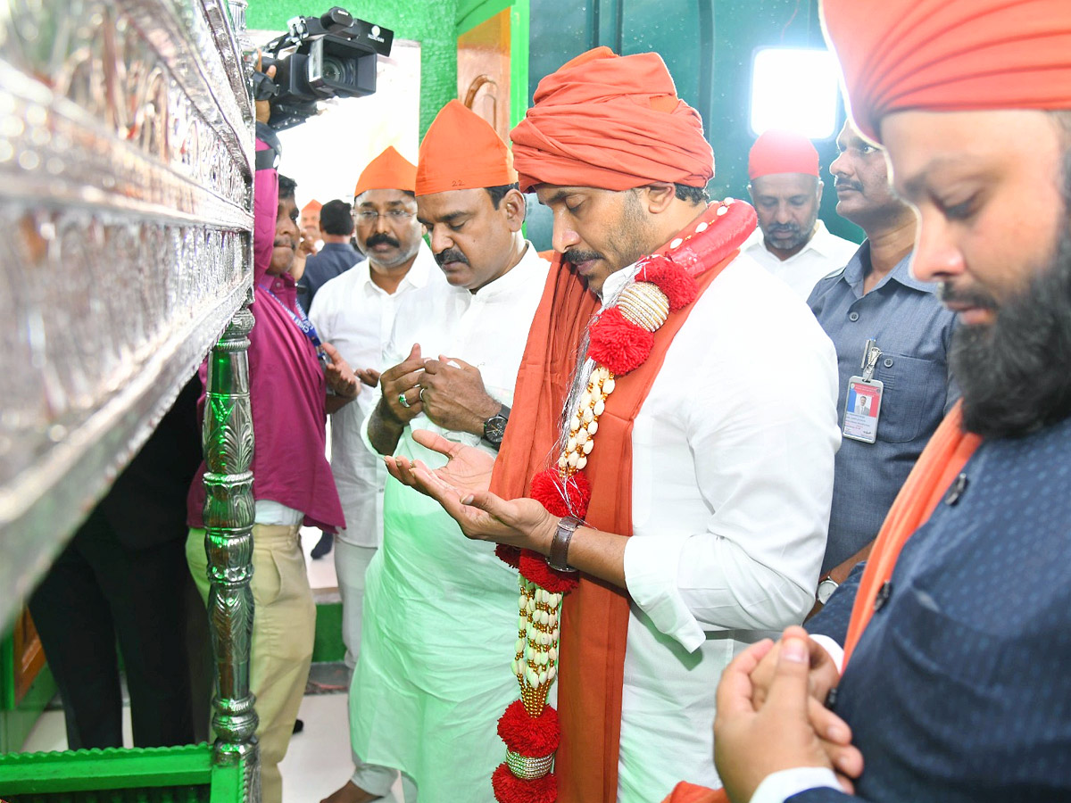 CM_20YS_20Jagan_20Participated_20in_20Prayer_20at_20Ameen_20Peer_20Dargah_20in_20Kadapa_20Photos_7.jpg 8
