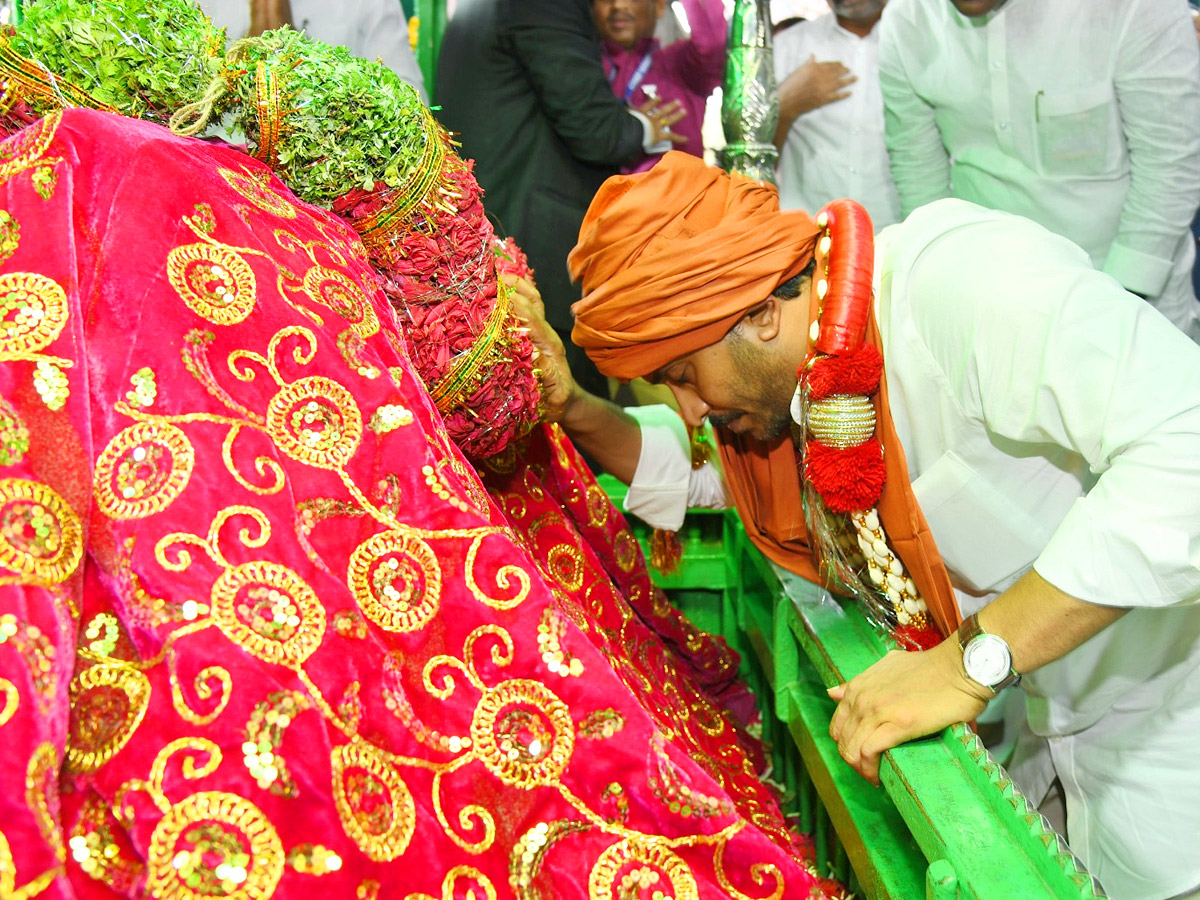 CM_20YS_20Jagan_20Participated_20in_20Prayer_20at_20Ameen_20Peer_20Dargah_20in_20Kadapa_20Photos_8.jpg 9