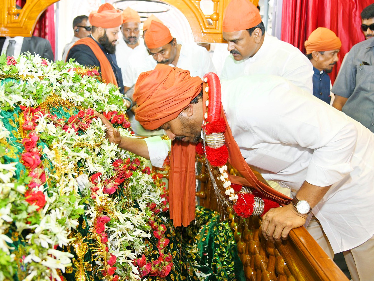 CM_20YS_20Jagan_20Participated_20in_20Prayer_20at_20Ameen_20Peer_20Dargah_20in_20Kadapa_20Photos_9.jpg 10