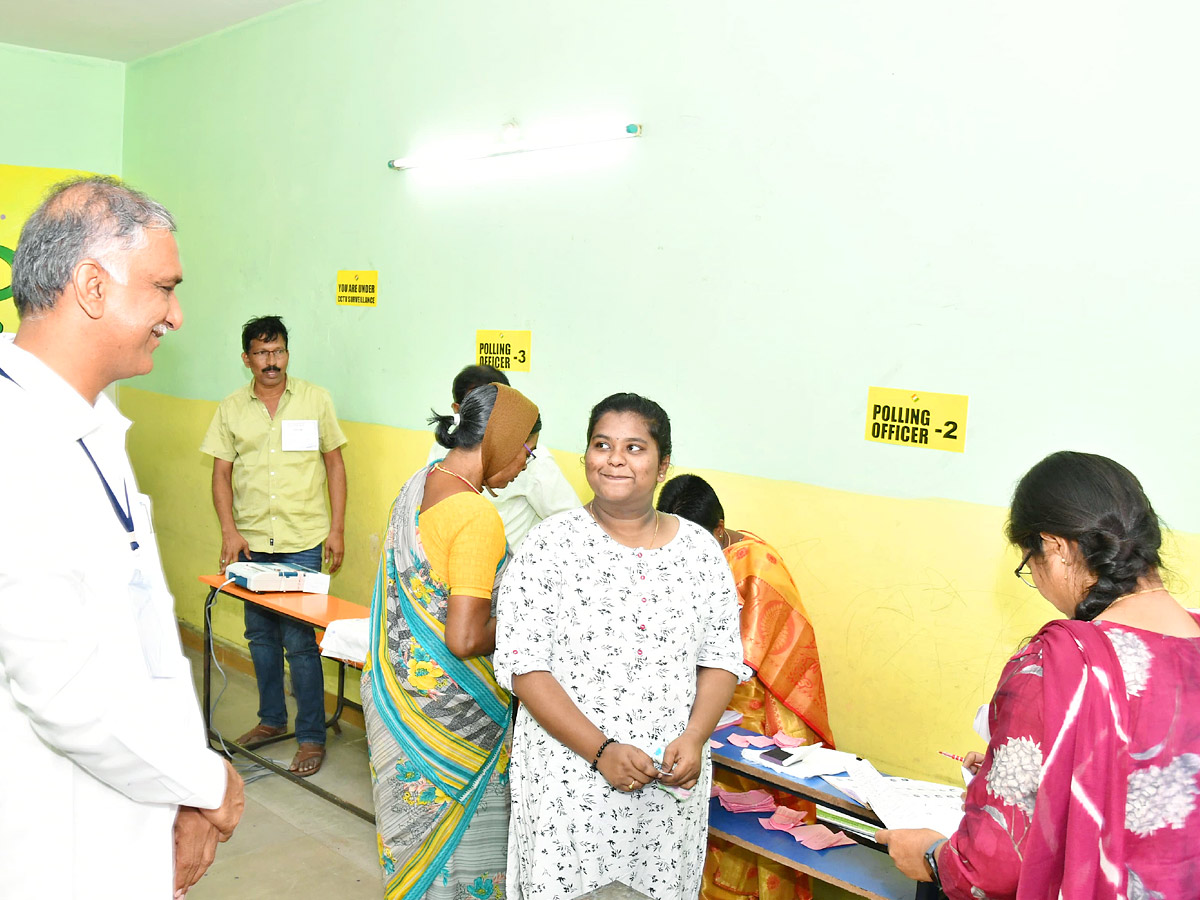 Political_20Leaders_20and_20Officials_20Cast_20Their_20Votes_20in_20Telangana_20Photos_11.jpg 11