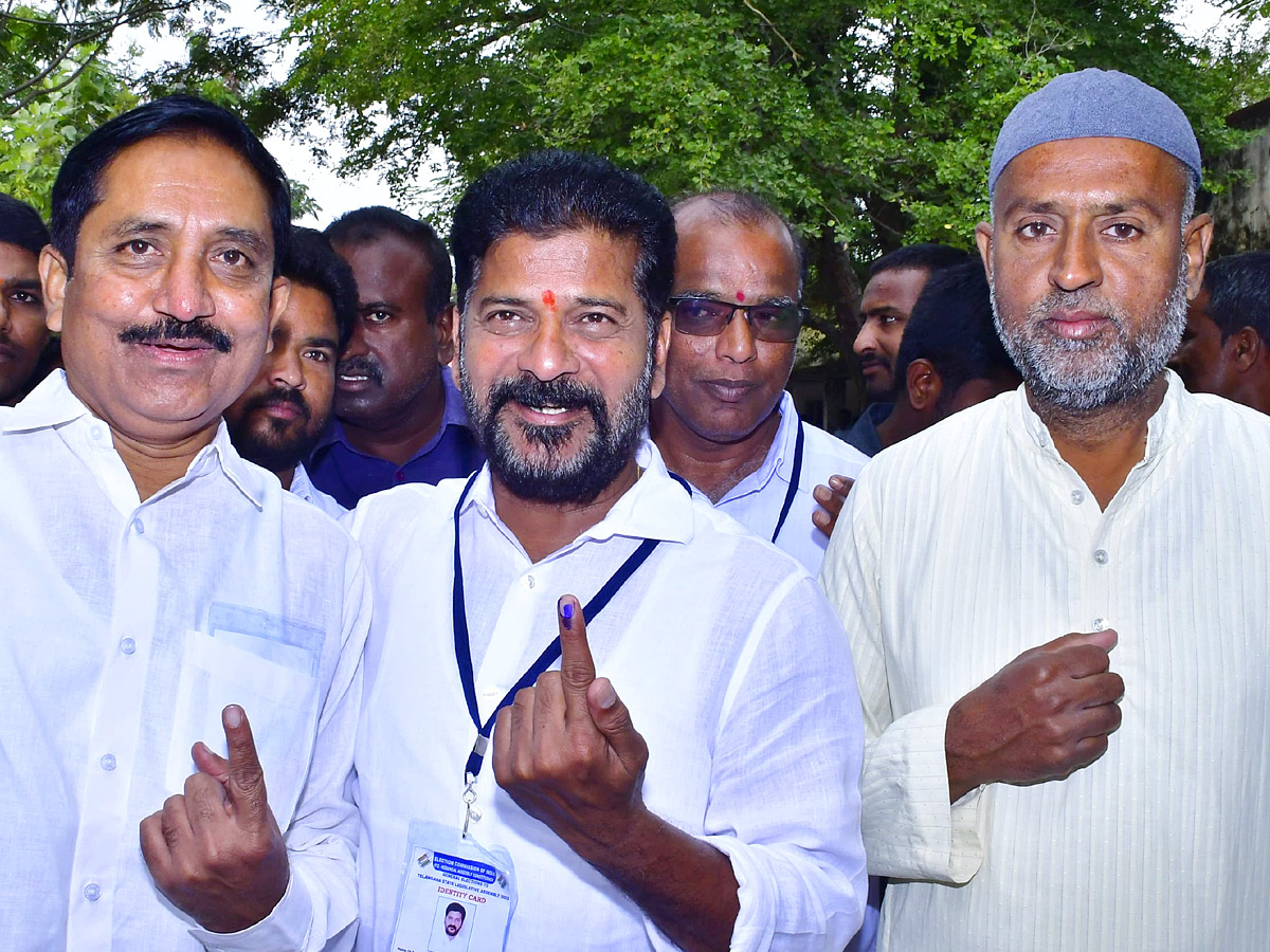 Political_20Leaders_20and_20Officials_20Cast_20Their_20Votes_20in_20Telangana_20Photos_13.jpg 13