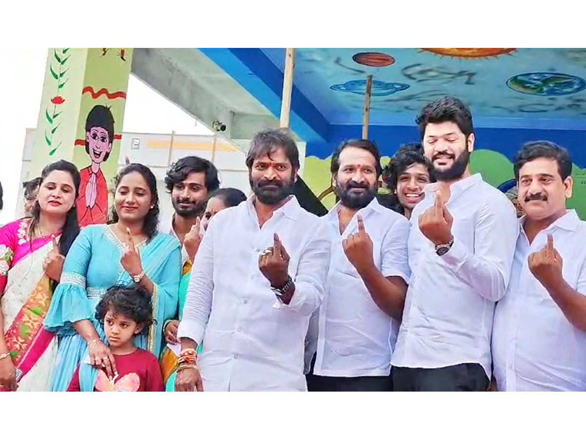 Political_20Leaders_20and_20Officials_20Cast_20Their_20Votes_20in_20Telangana_20Photos_15.jpg 15