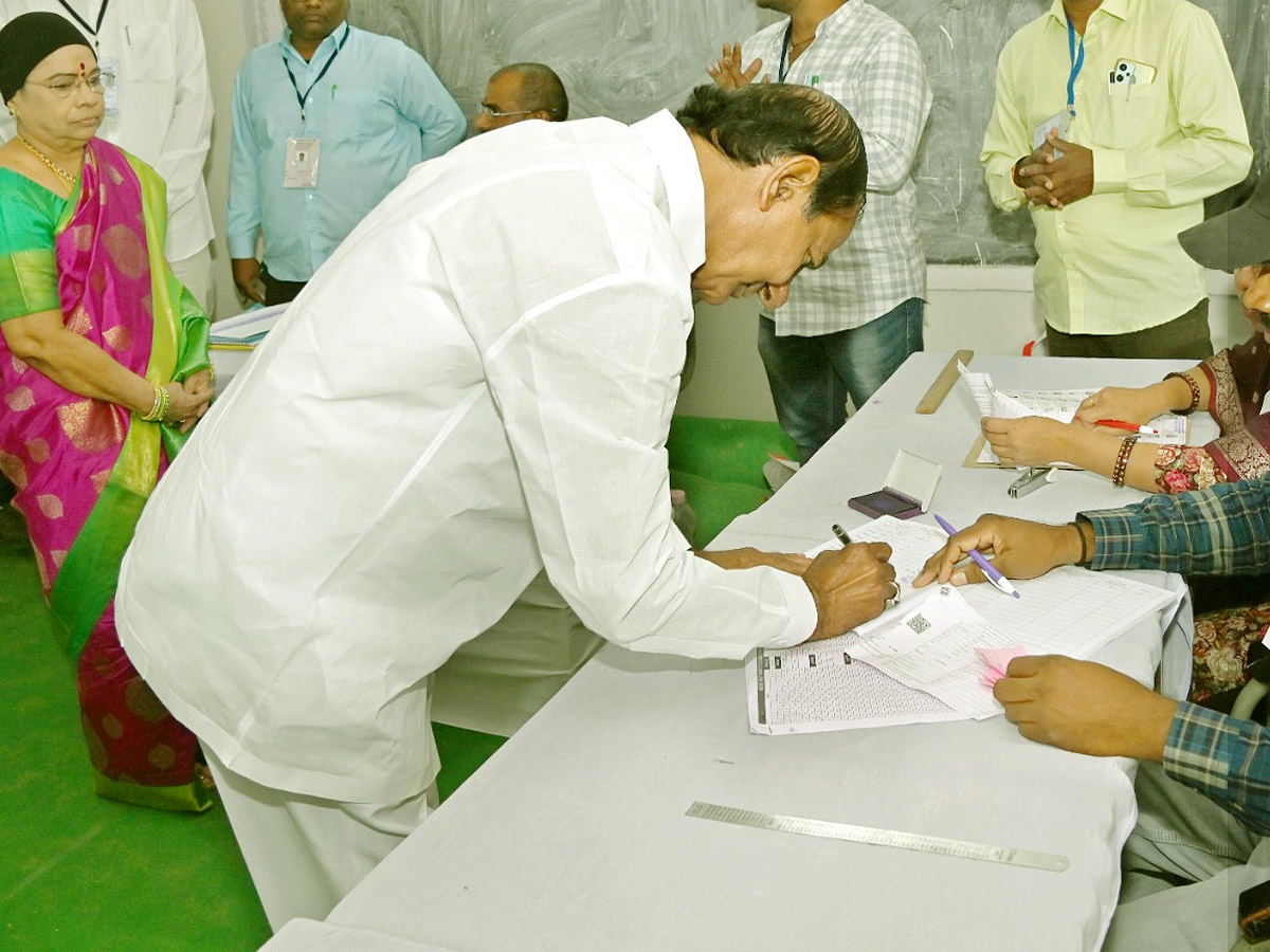Political_20Leaders_20and_20Officials_20Cast_20Their_20Votes_20in_20Telangana_20Photos_25.jpg 25