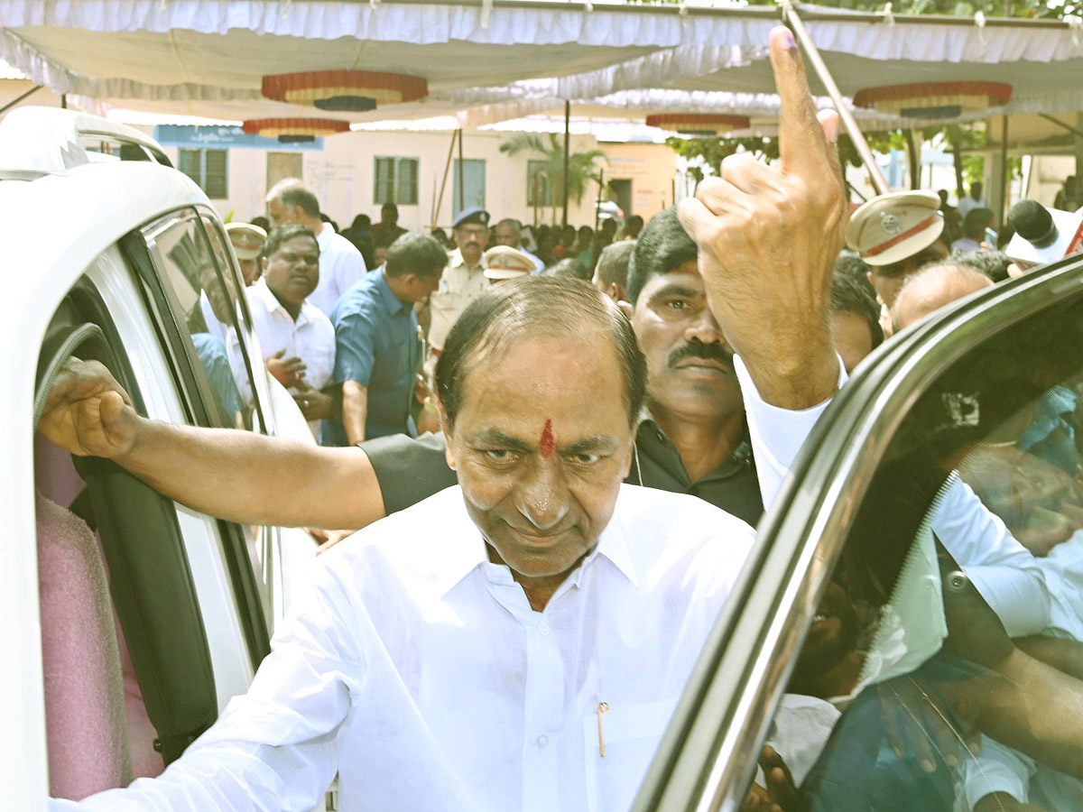 Political_20Leaders_20and_20Officials_20Cast_20Their_20Votes_20in_20Telangana_20Photos_29.jpg 29