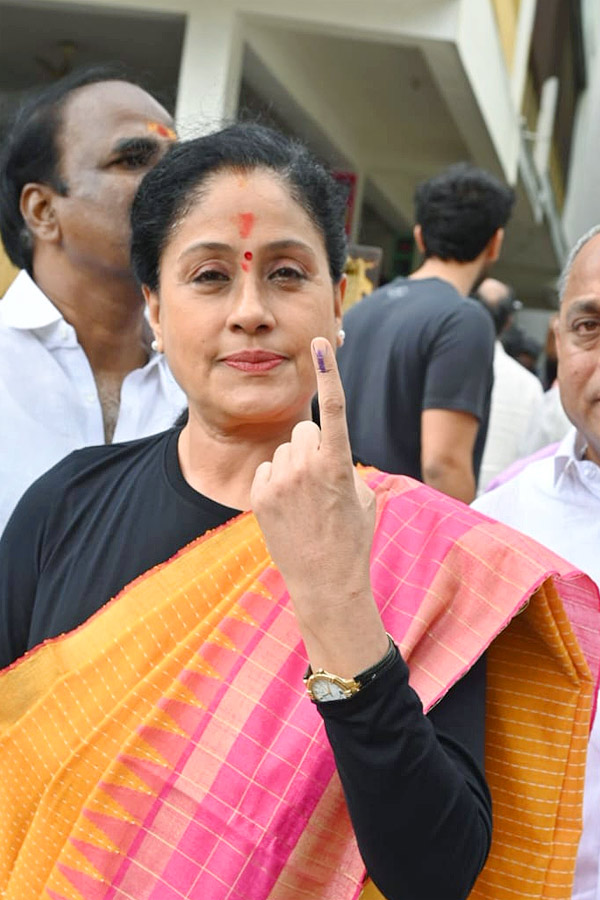 Political_20Leaders_20and_20Officials_20Cast_20Their_20Votes_20in_20Telangana_20Photos_3.jpg 4