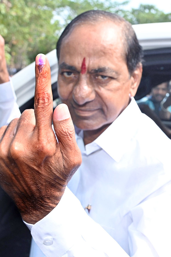 Political_20Leaders_20and_20Officials_20Cast_20Their_20Votes_20in_20Telangana_20Photos_30.jpg 30