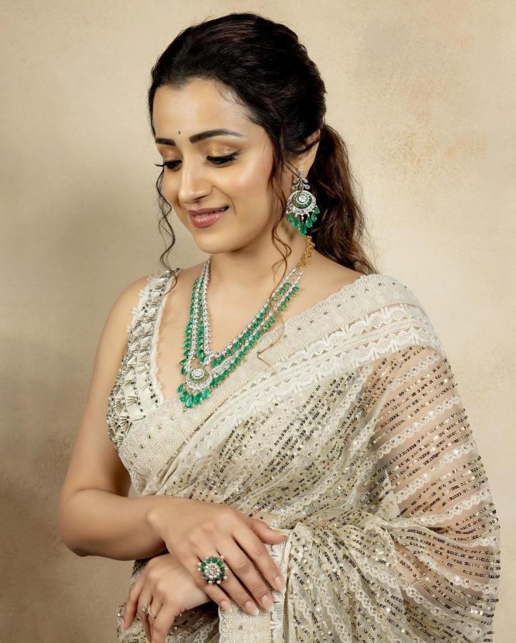 Trisha-latest-photos.jpg 4