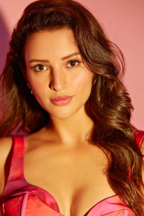 Animal_20Actress_20Tripti_20Dimri_20Stunning_20PHotos_13.jpg 14