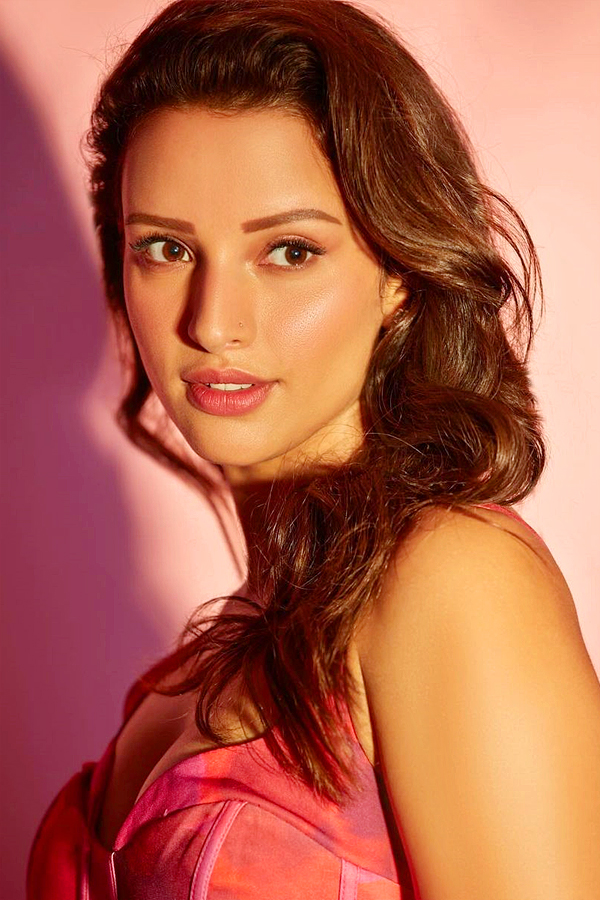 Animal_20Actress_20Tripti_20Dimri_20Stunning_20PHotos_15.jpg 16