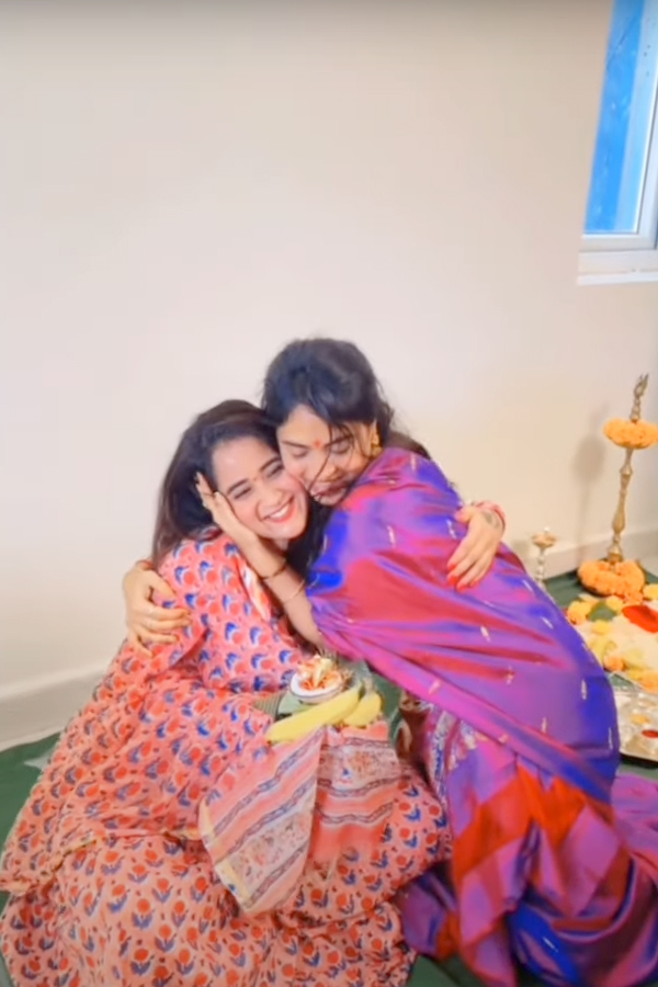 Bigg_20Boss_20fame_20Dethadi_20Harika_20New_20Housewarming_20function_20Photos_10.jpg 11