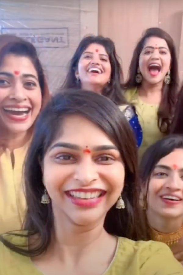 Bigg_20Boss_20fame_20Dethadi_20Harika_20New_20Housewarming_20function_20Photos_5.jpg 6