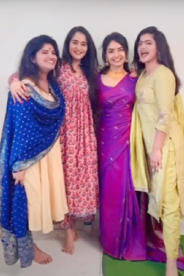 Bigg_20Boss_20fame_20Dethadi_20Harika_20New_20Housewarming_20function_20Photos_6.jpg 7