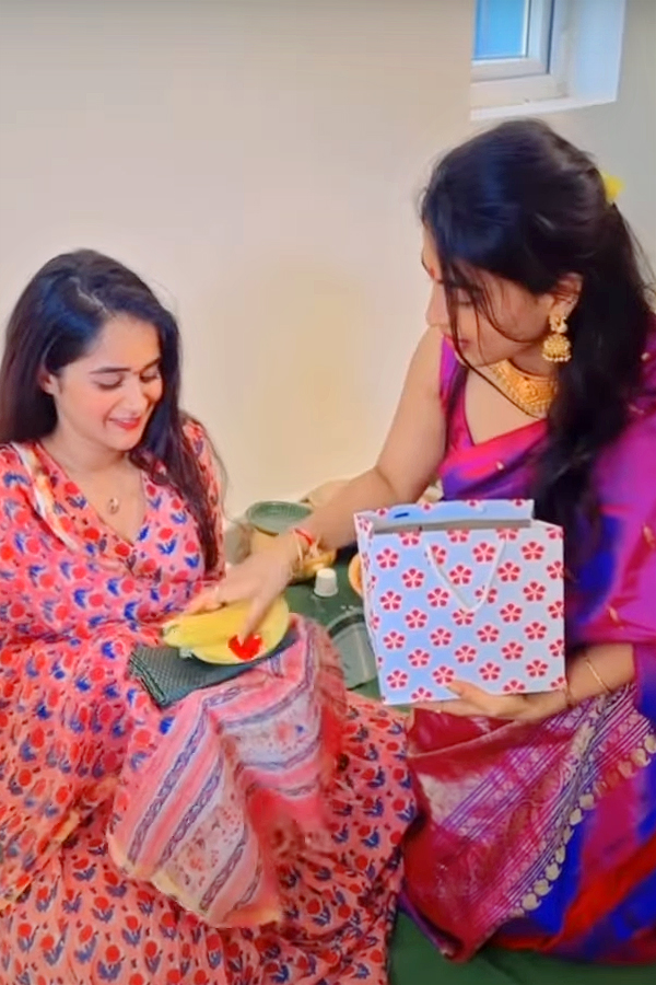 Bigg_20Boss_20fame_20Dethadi_20Harika_20New_20Housewarming_20function_20Photos_9.jpg 10