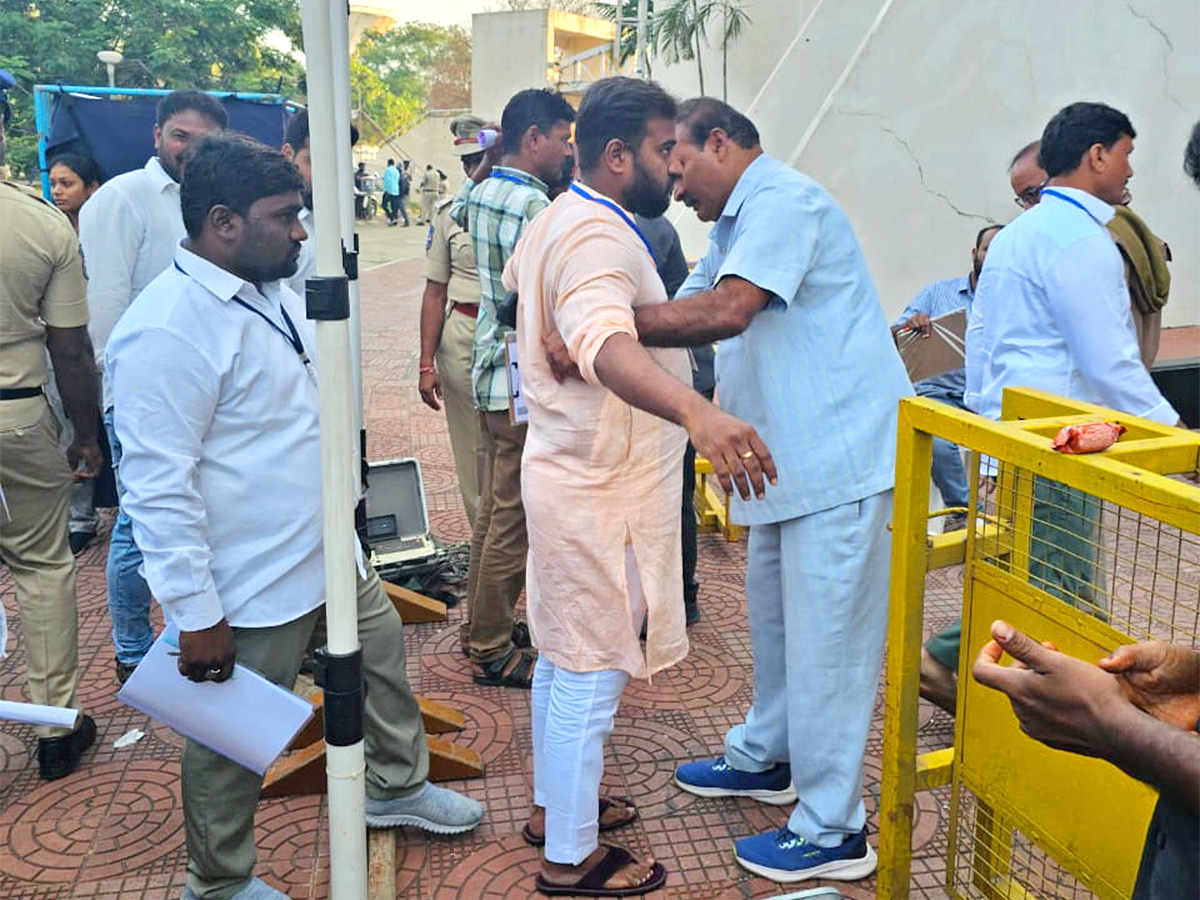 Telangana_20Assembly_20Election_20Counting_20Photo_20Gallery-20.jpg 19