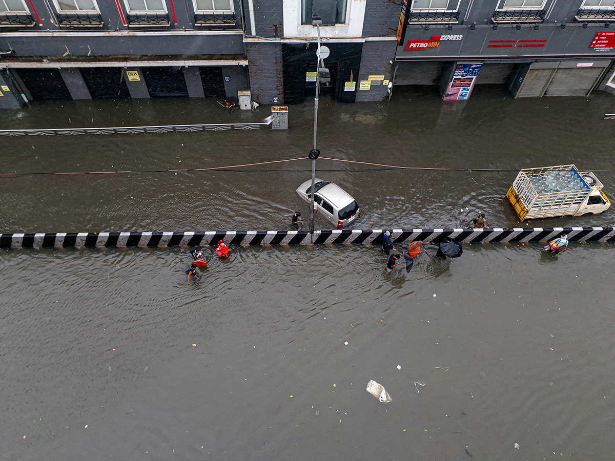 Cyclone_20Michaung_20As_20Rain_20Floods_20Chennai-16.jpg 15