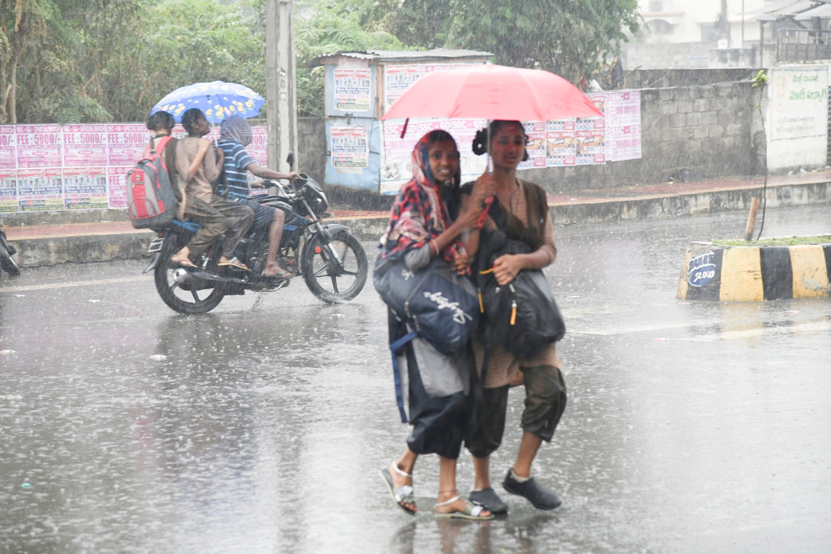 Cyclone_20Michaung_20Effect_20heavy_20rains_20in_20andhra_20pradesh_20photos-25.jpg 23