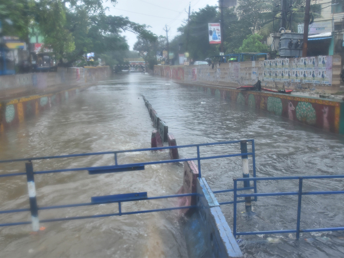 Cyclone_20Michaung_20Effect_20heavy_20rains_20in_20andhra_20pradesh_20photos-27.jpg 25