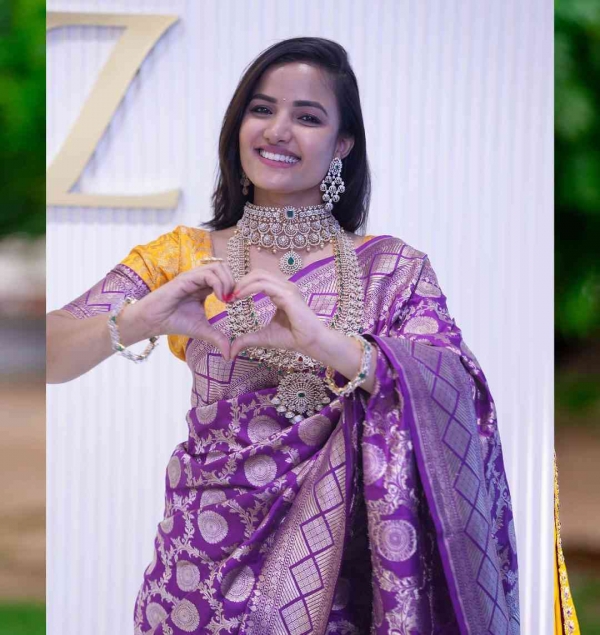 siri-hanumanthu_saree-pics.jpg 9