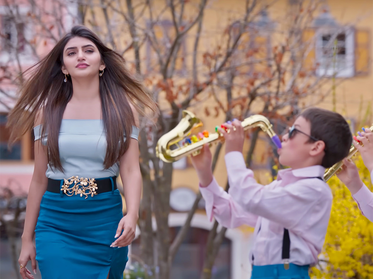 Extra_20Ordinary_20Man_20Movie_20HD_20Stills-3.jpg 3
