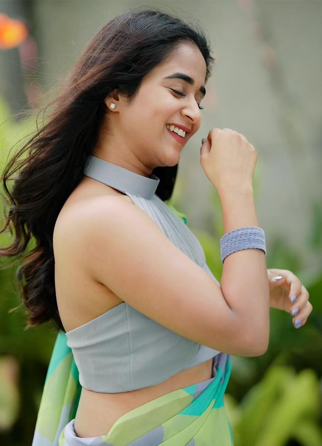 Deepthi-Sunaina-2.jpg 8