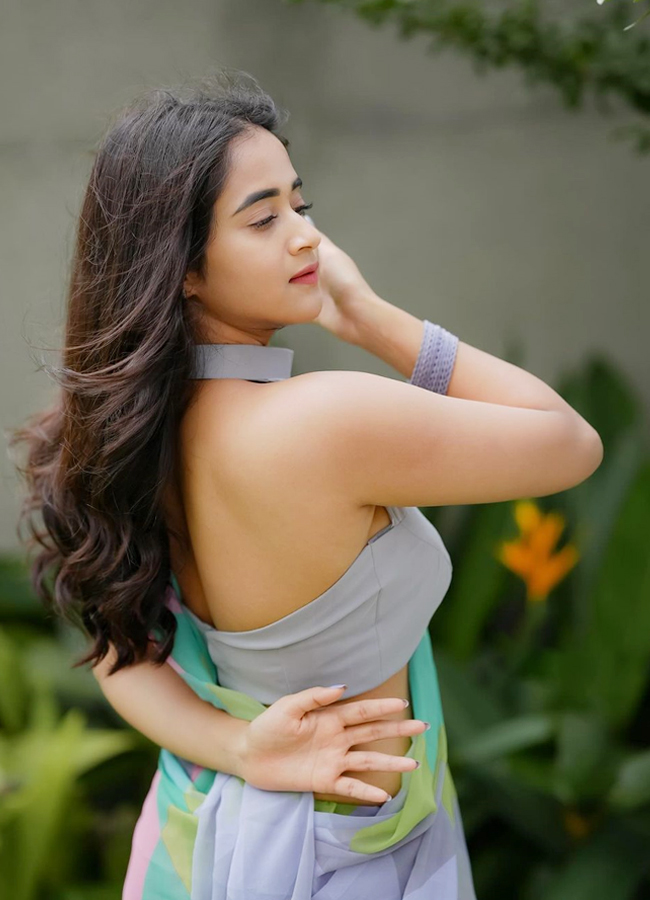 Deepthi-Sunaina-pics_0.jpg 3