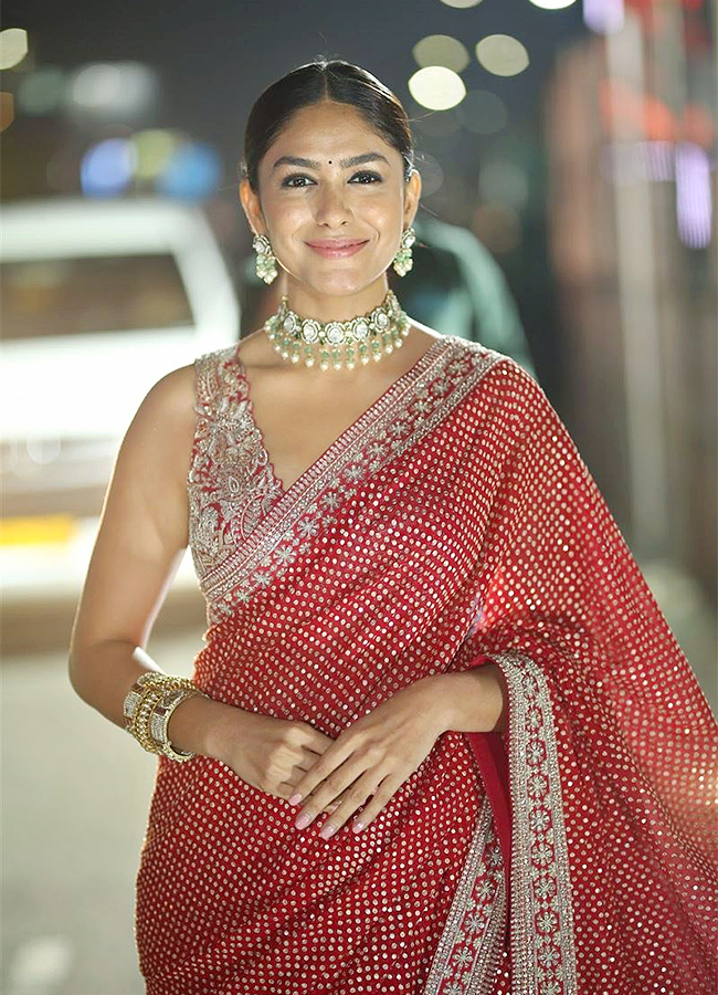 Actress_20Mrunal_20Thakur_20Pictures-2.jpg 2