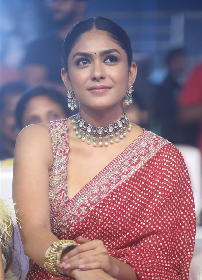 Actress_20Mrunal_20Thakur_20Pictures-4.jpg 4